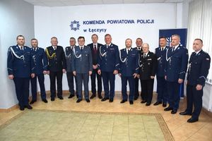 Policjanci podczas uroczystości w sali odpraw.