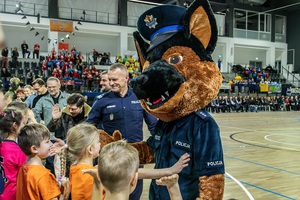 Policjanci, dzieci z maskotką Komisarzem Aleksem.