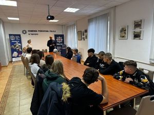 Policjanci w sali odpraw z uczniami.