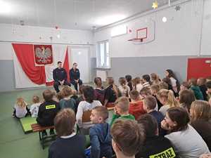 Policjanci z dziećmi podczas rozmowy.