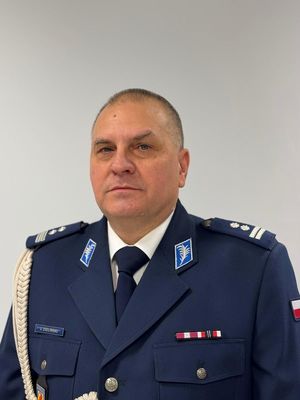 Policjant w mundurze galowym.