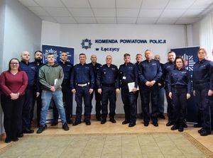 Policjanci i pracownicy komendy policji w Łęczycy.