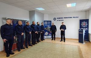 Policjanci i pracownicy komendy policji w Łęczycy.