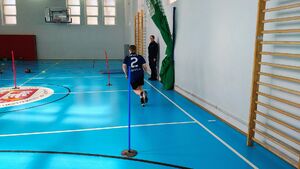 Policjanci i uczestnicy turnieju na sali gimnastycznej w szkole imienia Jadwigi Grodzkiej.