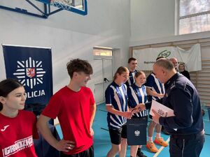Policjanci i uczestnicy turnieju na sali gimnastycznej w szkole imienia Jadwigi Grodzkiej.