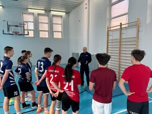 Policjanci i uczestnicy turnieju na sali gimnastycznej w szkole imienia Jadwigi Grodzkiej.