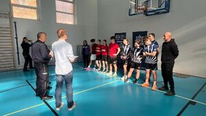 Policjanci i uczestnicy turnieju na sali gimnastycznej w szkole imienia Jadwigi Grodzkiej.