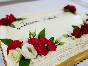 Tort z kwiatami i napisem dzień kobiet.