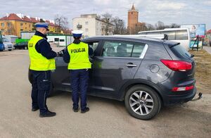 Policjanci kontrolują pojazd i kierowcę.