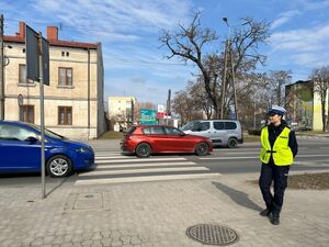 Policjantka w rejonie przejścia dla pieszych.