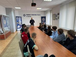 Policjant z młodzieżą podczas spotkania.