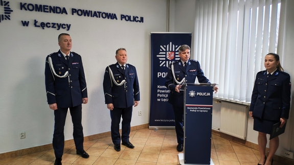 Policjanci w mundurach.