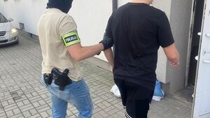 Policjant z nieletnim.