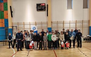 Uczestnicy turnieju wraz z organizatorami w sali.