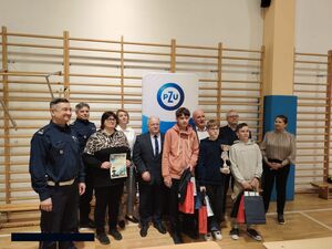 Uczestnicy turnieju wraz z organizatorami w sali.