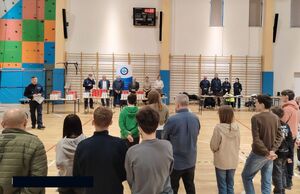 Uczestnicy turnieju wraz z organizatorami w sali.