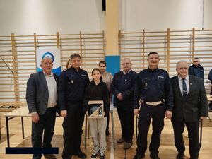 Uczestnicy turnieju wraz z organizatorami w sali.