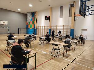 Uczestnicy turnieju wraz z organizatorami w sali.