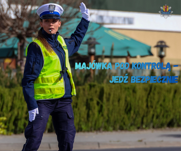 Policjantka reguluje ruchem drogowym.