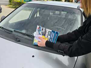 Policjant z pracownikami instytucji pomocowych promują działania trzeźwy kierowca.