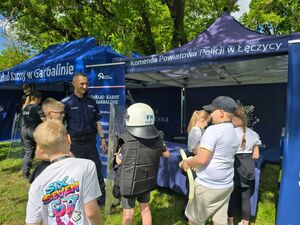 Stoisko policyjne z odwiedzającymi.