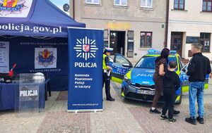 Stoisko promocyjne policji.