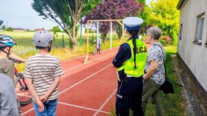 Dzieci z policjantką podczas egzaminu na kartę rowerową.
