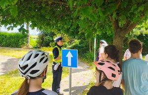Dzieci z policjantką podczas egzaminu na kartę rowerową.