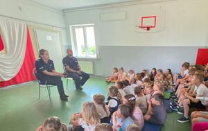 Policjanci z dziećmi w szkole.
