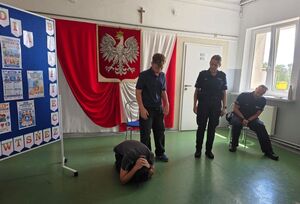 Policjanci z dziećmi w szkole.