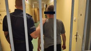Policjant z zatrzymanym.