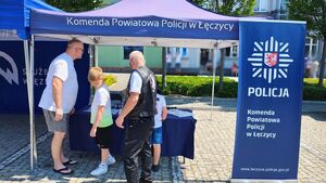 Policyjne stoisko na pikniku.