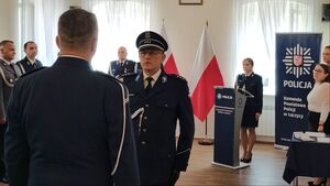 Policjanci w sali Ratusza Miejskiego obchodzą Święto Policji.