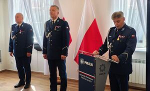Policjanci w sali Ratusza Miejskiego obchodzą Święto Policji.