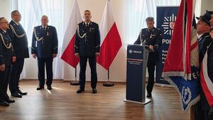 Policjanci w sali Ratusza Miejskiego obchodzą Święto Policji.