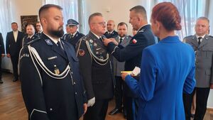 Policjanci w sali Ratusza Miejskiego obchodzą Święto Policji.