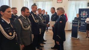 Policjanci w sali Ratusza Miejskiego obchodzą Święto Policji.