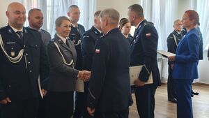 Policjanci w sali Ratusza Miejskiego obchodzą Święto Policji.
