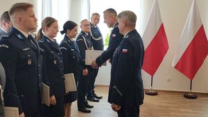 Policjanci w sali Ratusza Miejskiego obchodzą Święto Policji.