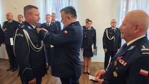Policjanci w sali Ratusza Miejskiego obchodzą Święto Policji.