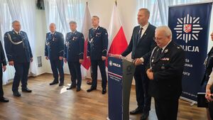 Policjanci w sali Ratusza Miejskiego obchodzą Święto Policji.
