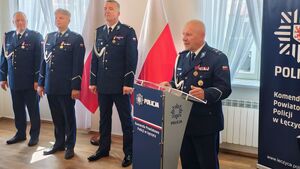 Policjanci w sali Ratusza Miejskiego obchodzą Święto Policji.
