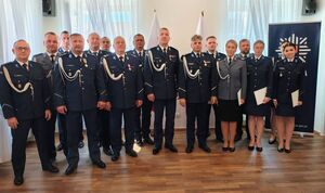 Policjanci awansowani wraz z kadrą kierowniczą.