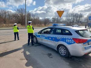 Policjantki obok radiowozu.