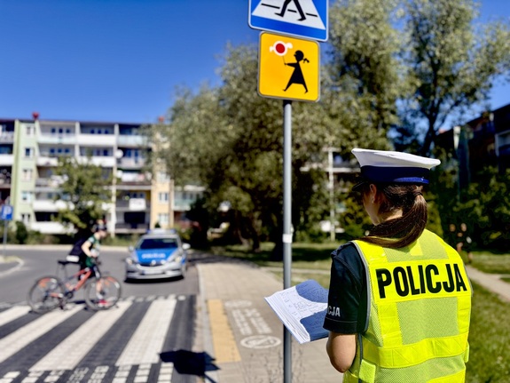Policjantka obok przejścia dla pieszych.