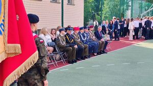 Przedstawiciele służb mundurowych na rozpoczęciu roku szkolnego.