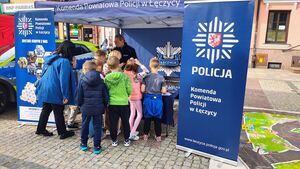 STOISKA PROMOCYJNE SŁUŻB NA PLACU KOŚCIUSZKI W ŁECZYCY WRAZ Z ODWIEDZAJĄCYMI.