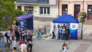 STOISKA PROMOCYJNE SŁUŻB NA PLACU KOŚCIUSZKI W ŁECZYCY WRAZ Z ODWIEDZAJĄCYMI.