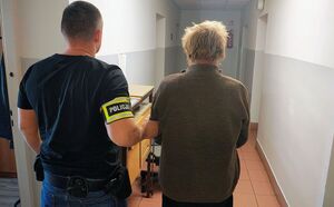 Mężczyzna z policjantem.