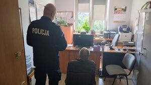 Mężczyzna z policjantem.